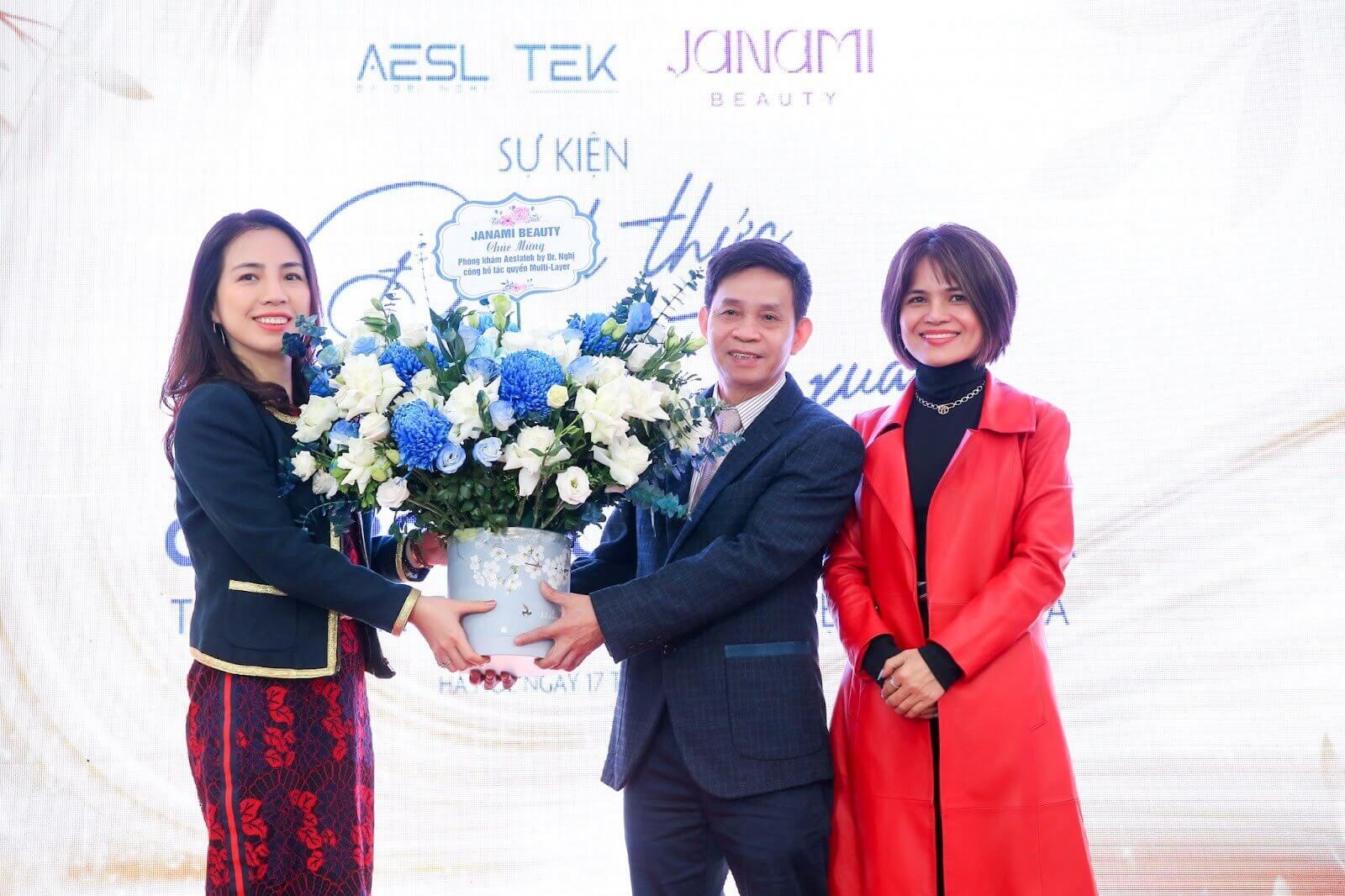 Janami Beauty tặng hoa chúc mừng PGS.TS.BS Phạm Hữu Nghị và Phòng khám thẩm mỹ công nghệ cao AesLatek