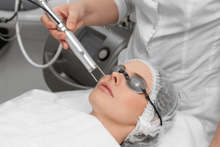 Cách trị nám chân sâu bằng laser