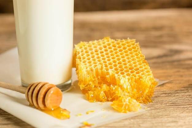 Hỗn hợp từ mật ong và sữa tươi sẽ giúp làn da của bạn trở nên mịn màng, căng mọng, tươi trẻ dài lâu