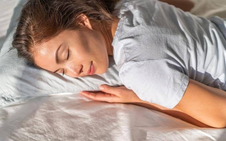 Tư thế ngủ ảnh hưởng đến nếp nhăn trên mắt