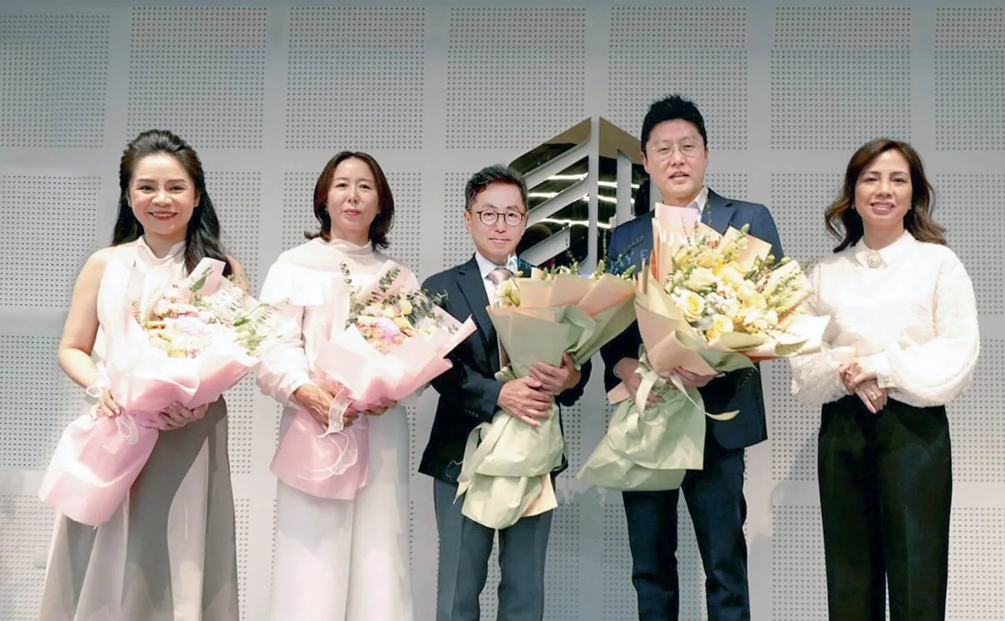 CEO Janami Beauty chụp cùng 4 diễn giả tham dự hội thảo