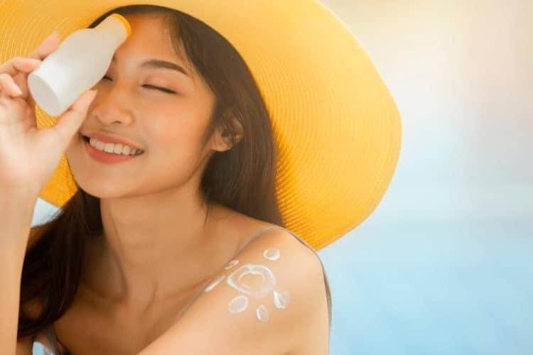 Thoa kem chống nắng giúp ngăn ngừa nám tàn nhang xuất hiện trên da